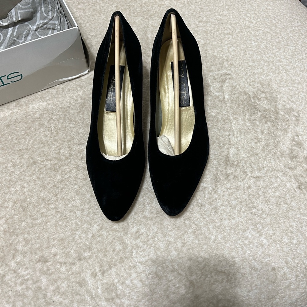 Dolcis Black Velvet Shoes (kitten heel) - women size 7.5M - NIB